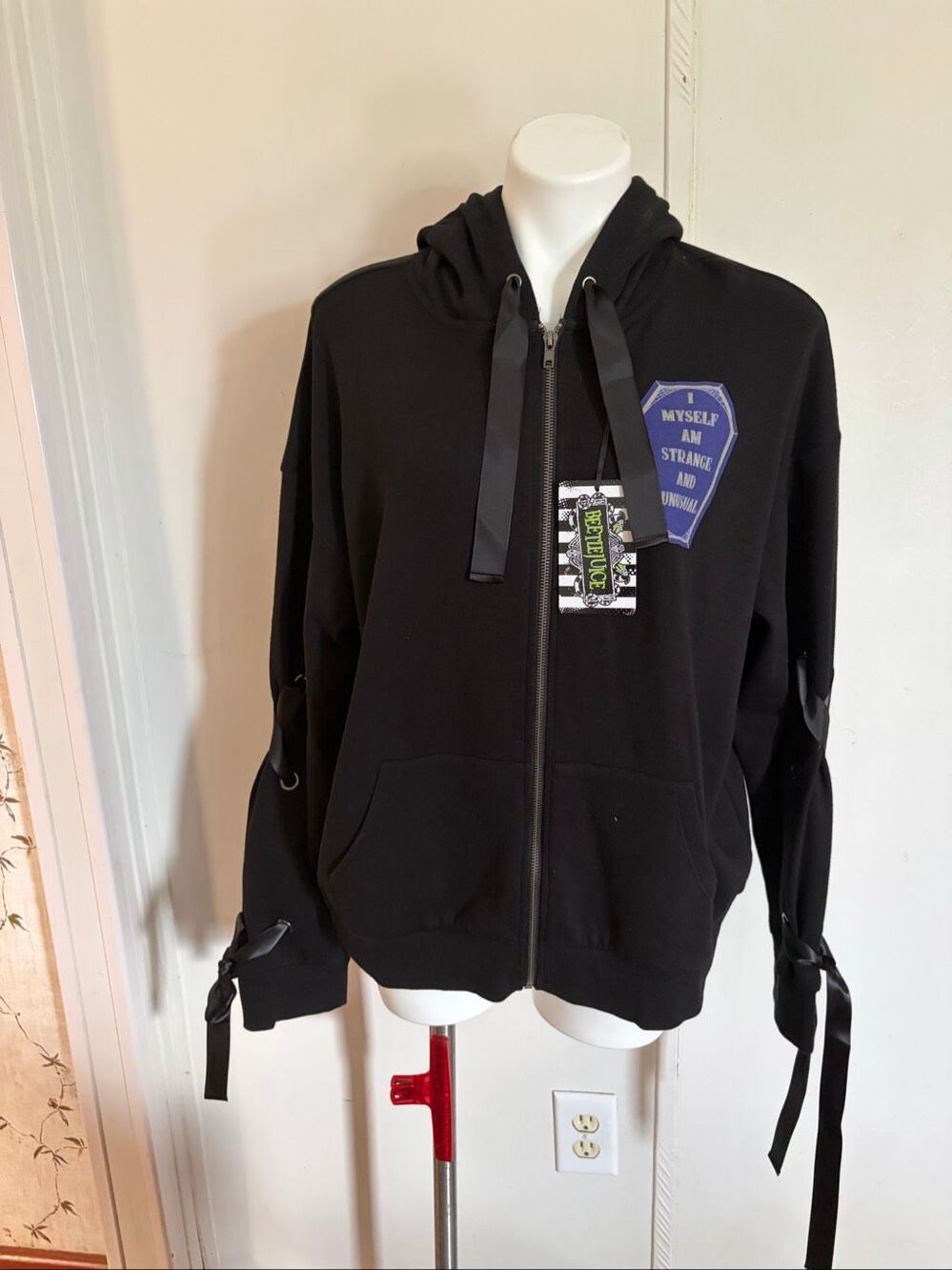 NWT Torrid Beetlejuice Zip-Up Hoodie Coffin Graphic Lace-Up Sleeves 1X